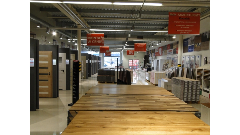 <span>ul. Schumana 11; ponad 350m2 i 80 drzwi na ekspozycji<